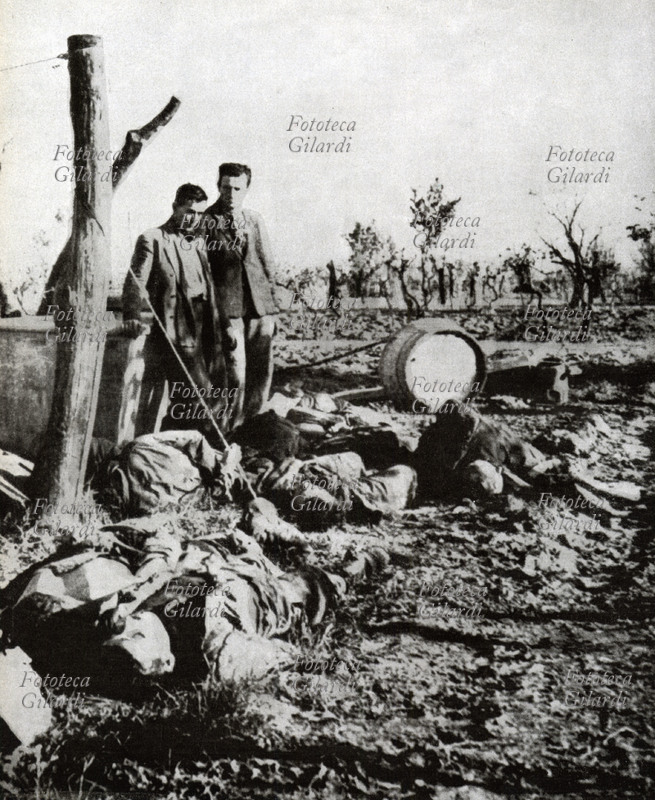 RESISTENZA I superstiti di alcune famiglie contadine massacrate per rappresaglia dai tedeschi in ritirata, estraggono i resti dei loro cari dal pozzo nel quale erano stati buttati. Madonna dell\