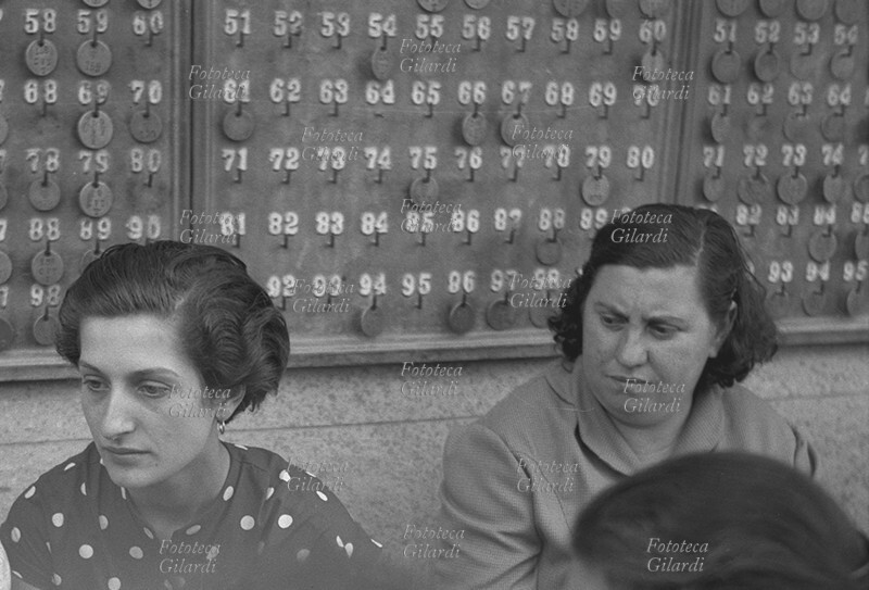 STORIA DEL MOVIMENTO OPERAIO riunione del consiglio di fabbrica, davanti al tabellone/medagliere per il rilevamento delle presenze, durante l\