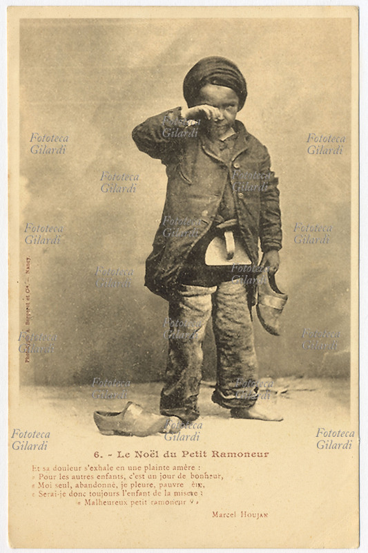 SPAZZACAMINO Al risveglio il piccolo piange deluso, gli zoccoli sono vuoti,Babbo Natale non è arrivato: \