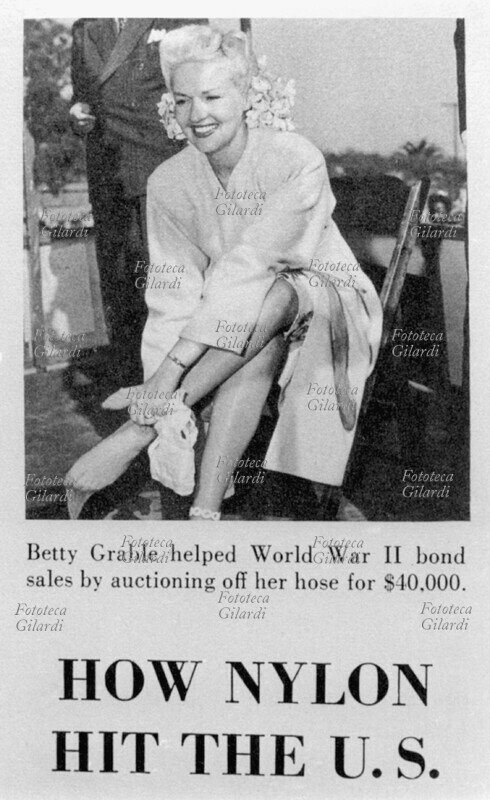 NYLON come il nylon aiutò gli Stati Uniti: Betty Grable vendette per $ 40.000 all\