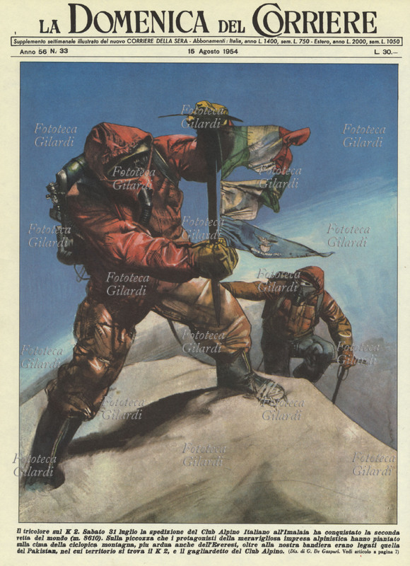 ALPINISMO "The tricolor on the K 2. Saturday, July 31st, the expedition of the Italian Alpine Club to Imalaia conquered the second highest peak in the world (m. 8610). even more difficult than Everest, in addition to our flag, there was also that of Pakistan, in whose territory the K 2 is located, and the flag of the Alpine Club ". The Italian climbers Achille Compagnoni (26 September 1914 - 13 May 2009) and Lino Lacedelli (4 December 1925 - 20 November 2009) reach the summit of K2 with the expedition organized by the Italian Alpine Club and directed by Ardito Desio (18 April 1897 - 12 December 2001). First absolute ascent of K2 along the Sperone Abruzzi, the route identified by the expedition of Luigi Amedeo di Savoia Duca degli Abruzzi who first attempted the ascent to K2 in 1909, stopping at 6640 meters. Design by Giorgio De Gaspari (30 January 1927 - October 16, 2012) for the cover of "La Domenica del Corriere". Milan, 15 August 1954.