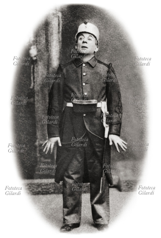 Eduardo SCARPETTA (1853-1925) in scena; attore e commediografo, illustre esponente del teatro dialettale napoletano, interpreta uno dei suoi personaggi. Napoli, 1888 circa