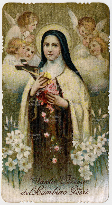 SANTA TERESA del Bambin Gesù (o di Lisieux 1873-1897) La Santa è raffigurata con in grembo il Crocifisso e molte rose rosa, circondata da angioletti e gigli bianchi. Una delle sante moderne più popolari. Immaginetta cromolitografica, 1925 circa