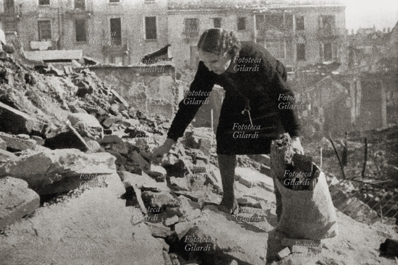 II GUERRA MONDIALE Milano: si fruga tra i rifiuti in cerca di combustibile. Italia ottobre 1943