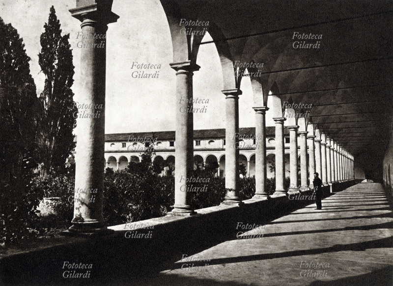 MONASTERO Veduta fotografica del Chiostro della Certosa alle Terme, di Diocleziano. È il chiostro grande della certosa di S.Maria degli Angeli, più comunemente conosciuto come chiostro Michelangiolesco, perché la tradizione lo attribuisce ad un disegno di Michelangelo, fa parte insieme con la costruzione del monastero della grande trasformazione delle Terme di Diocleziano, voluta da Pio IV con bolla papale del 27 luglio 1561. Posto a nord-est della chiesa di S.Maria degli Angeli e dei Martiri, dietro al presbiterio, e a ridosso del chiostro piccolo, Ludovisi, (così denominato per la collezione archeologica che vi era conservata), occupa il corpo centrale delle Terme e l\