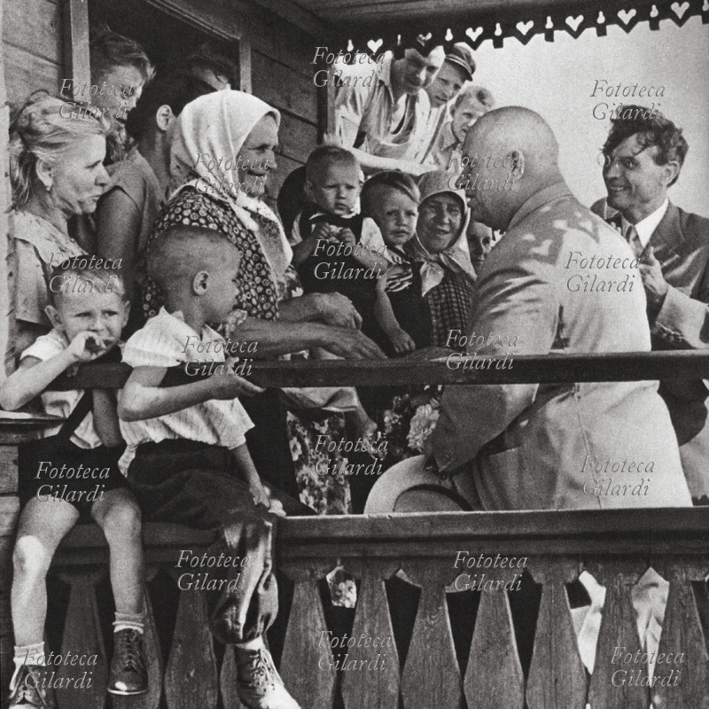 Nikita Sergeevic KRUSCEV (1894-1971) in visita ufficiale tra la gente del popolo. Immagine fotografica di propaganda. URSS 1960