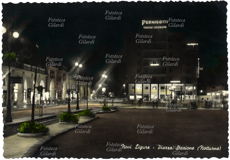 NOVI LIGURE Piazza Stazione. Nella veduta notturna spicca l\