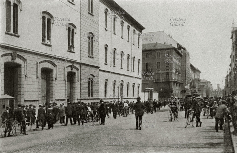 I GUERRA MONDIALE Milano i primi richiamati si presentano al distretto militare. Italia 24 maggio 1915