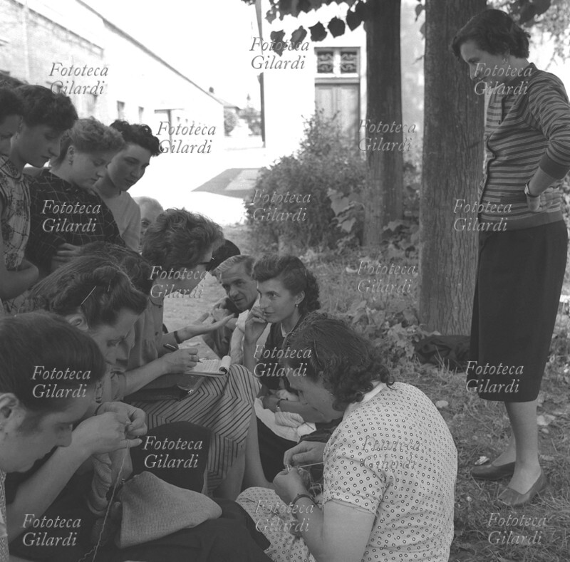 STORIA DEL MOVIMENTO OPERAIO nel corso delle lotte contro la smobilitazione ed i licenziamenti, alcune lavoratrici con un collega fanno passare le lunghe interminabili ore dell\