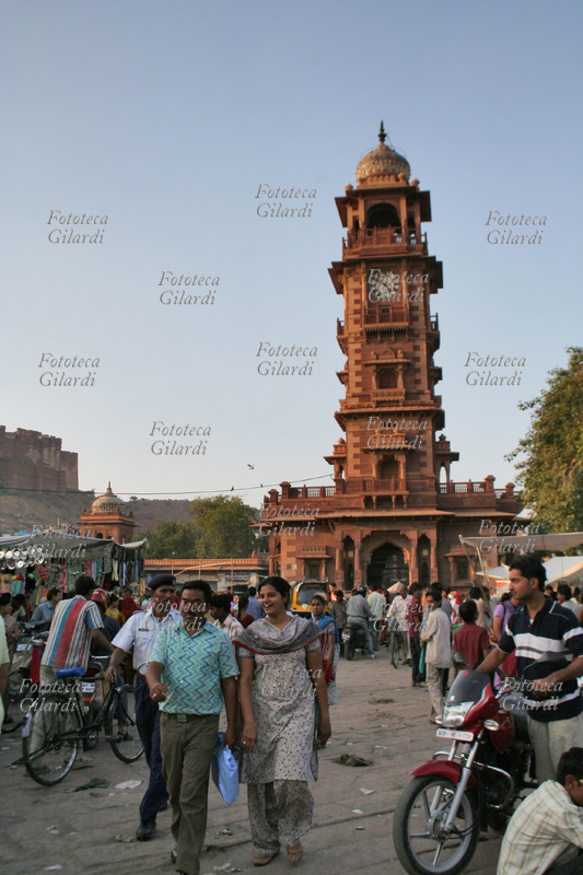 JODHPUR Clock Tower , eretta dal maragià Sardar Singh nel 1910 a imitazione dello stile inglese. Questa torre sovrasta il Sardar Bazar, nel quartiere vecchio. Jodhpur è chiamata la città blu. È la seconda città del Rajasthan, e una delle più assolate di tutta l\
