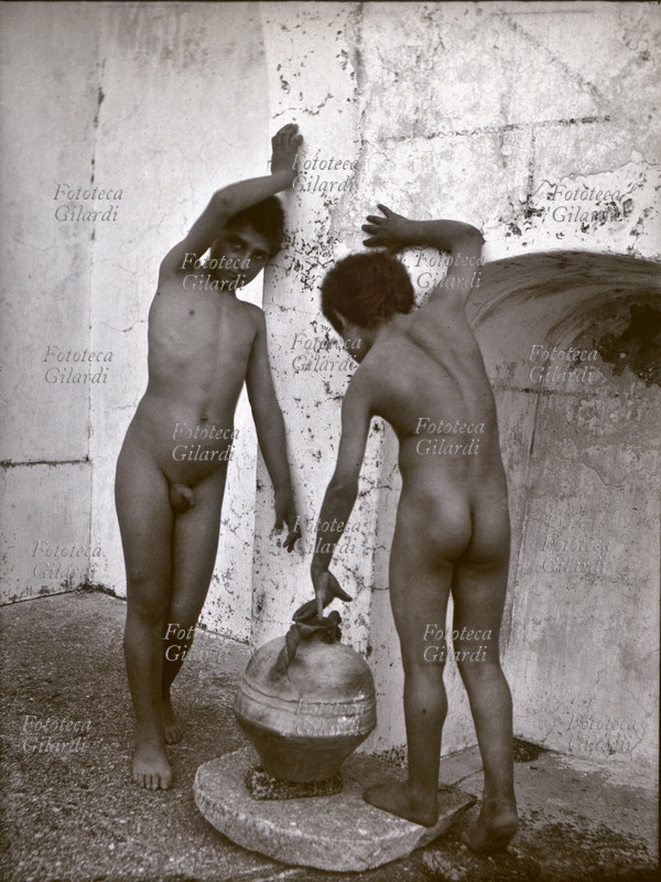 EROS nudo maschile: due ragazzini in posa vicino ad un anfora da acqua. Uno è ripreso di spalle, l\