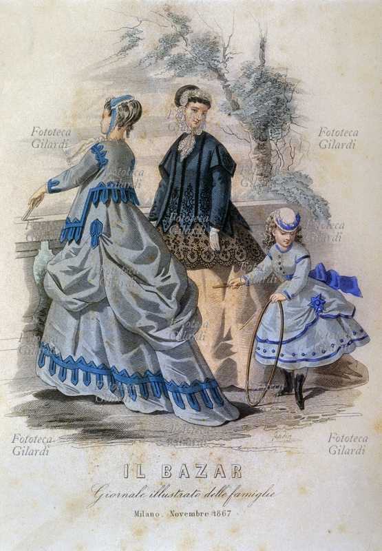 MODA XIX SECOLO Tre figurini di abiti femminili da passeggio: due eleganti signore e una bimba con il gioco del cerchio. Incisione acquarellata da "Il Bazar", Giornale illustrato delle famiglie. Milano, novembre 1867