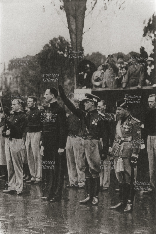 FASCISMO Roma: parata di camicie nere in onore di Sir Oswald Mosley, capo dei fascisti inglesi. Italia 1937