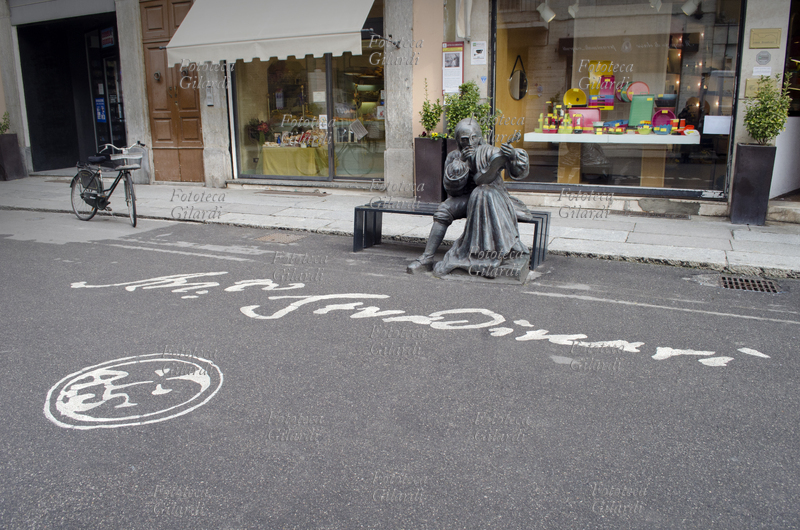 Antonio STRADIVARI (1644 – 18 dicembre 1737) scultura in vetroresina posta su una panchina, che raffigura il sommo liutaio cremonese seduto, nell\