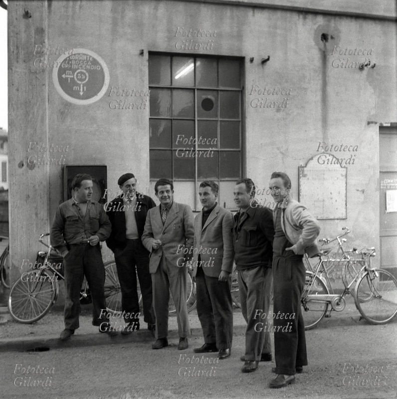 LOTTA ALLA PIGNONE Il gruppo dei rappresentanti di fabbrica e dei sindacalisti in posa sullo sfondo di un\