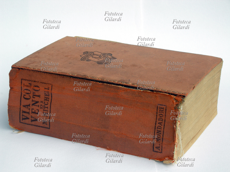 Margaret MITCHELL (1900-1949) Via col vento (1936). Il grosso volume del romanzo che rese celebre la scrittrice statunitense, un po\