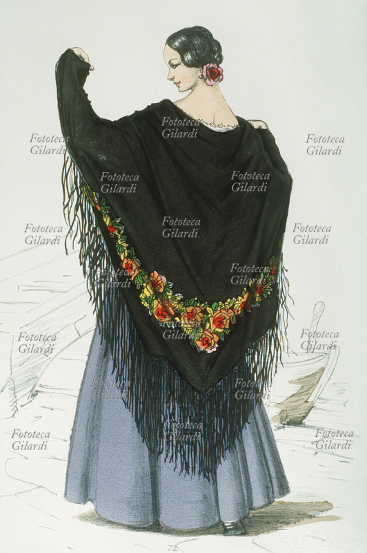 VENEZIA costume tradizionale femminile; la donna si mostra di schiena affinché si veda al meglio il prezioso ricamo colorato sul nero dello scialle frangiato veneziano. Porta i capelli in una acconciatura sobria, legati in una crocchia con grandi fiori decorativi sulla nuca. Tavola n. 72 dalla raccolta \