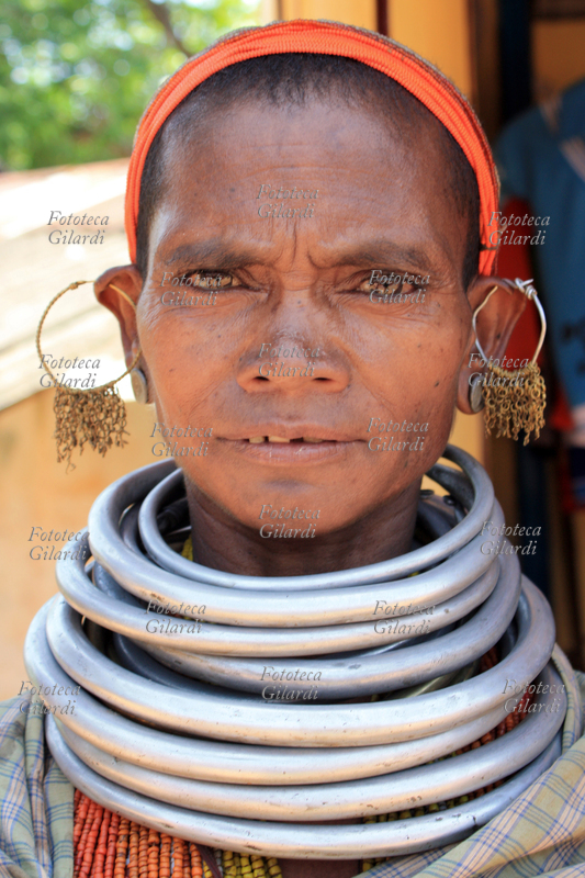 INDIA Donna della tribù primitiva dei Bonda, con numerosi anelli ornamentali intorno al collo. Fotografia di Raffaella Milandri, Orissa 2010