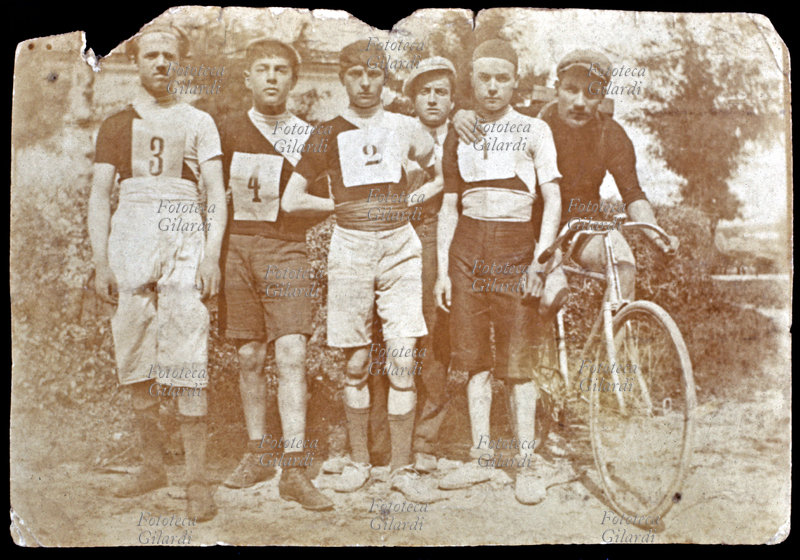 CYCLING award of a race for amateur cyclists. souvenir photograph, moving because bent and very faded, Italy 1915.
