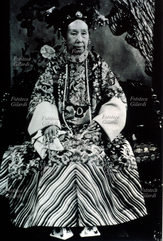 TZU-HSI (29 novembre 1835 – 15 novembre 1908), ultima grande discendente della dinastia Manchù del Drago Giallo, concubina di Xianfeng, imperatore Qing dal 1851 al 1861, imperatrice madre dell\