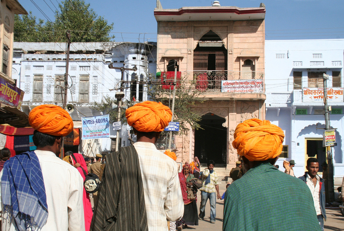 PUSHKAR TRE CAMMELLIERI DAL TURBANTE GIALLO PUSHKAR TRE CAMMELLIERI DAL TURBANTE GIALLO