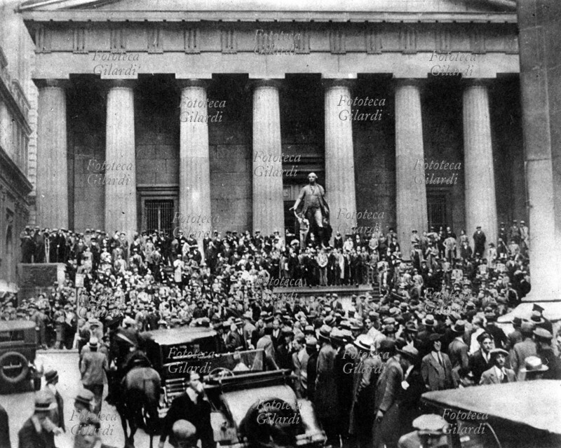 CRISI ECONOMICA Gli azionisti si ammassano avanti al Palazzo della Borsa dopo il rovinoso \