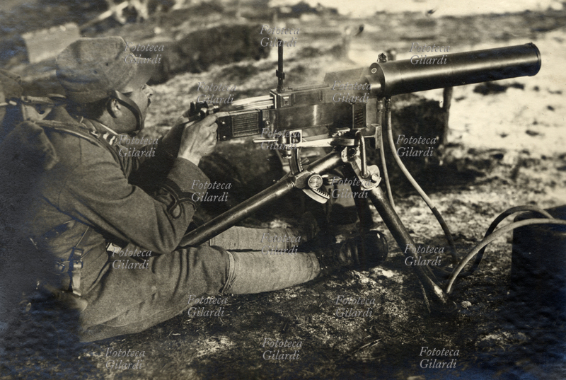 PRIMA GUERRA MONDIALE Soldato con mitragliatrice FIAT modello 1914. Fotografia documentaria. Scodogna, gennaio 1918