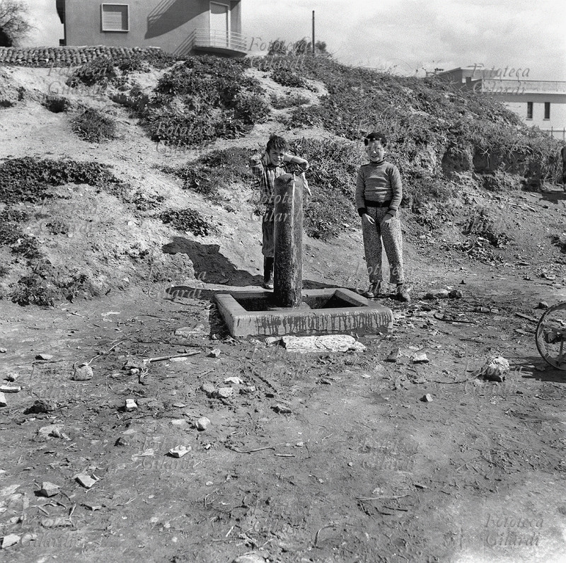 BAMBINI si avvicinano per attingere acqua alla fontana del \