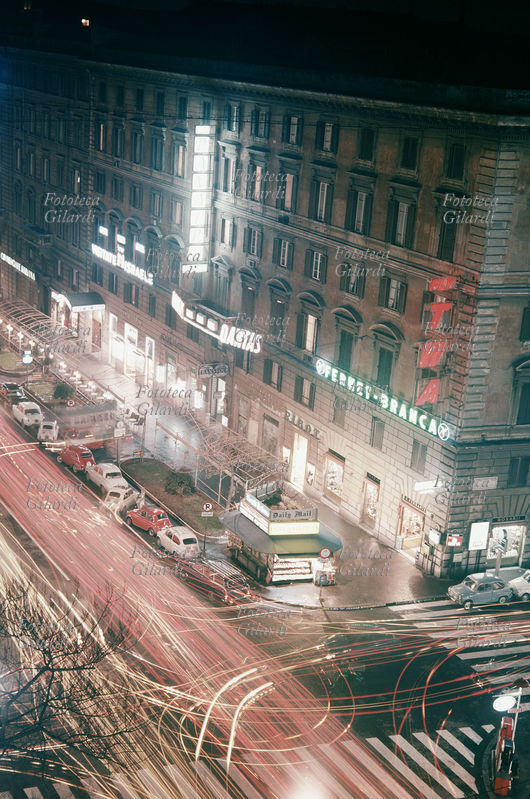 ROMA veduta notturna di via Veneto vista dall\
