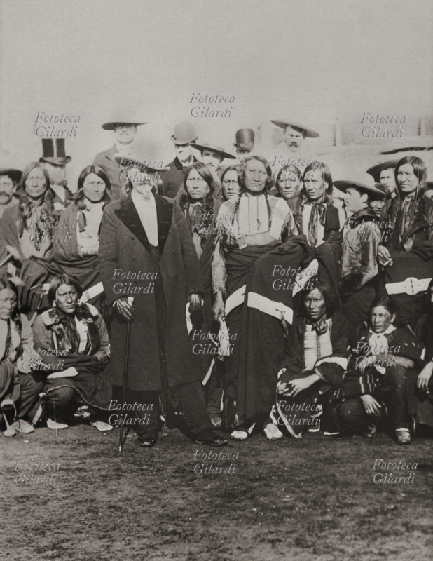 BUFFALO BILL William Frederick Cody (1846-1911), a Roma posa per una foto ricordo insieme a parte della troupe del suo famoso circo \