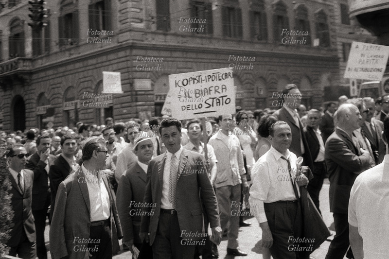SCIOPERO dei lavoratori Statali il corteo in via Nazionale. I dimostranti sfilano con cartelli di protesta: \