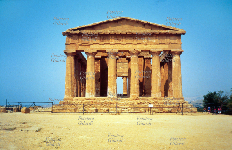 ANTICA GRECIA Agrigento, la Valle dei Templi. Intorno ai templi una transenna impedisce ai numerosi turisti di portarsi in zone dove le rovine potrebbero venire danneggiate da passaggi troppo frequenti. Veduta frontale del Tempio della Concordia, 430 a.C.