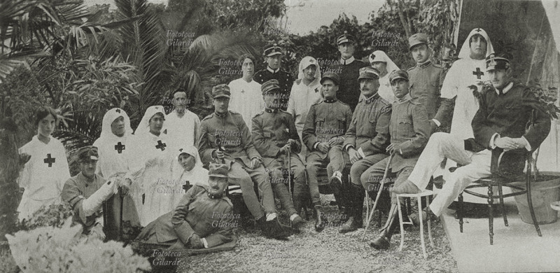 I GUERRA MONDIALE Ufficiali feriti assistiti dalle donne della Croce Rossa a Borgoratti, Genova. Italia, agosto 1915