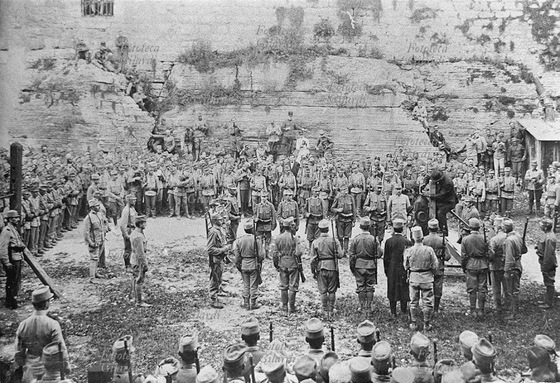 Cesare BATTISTI (1875-1916) esecuzione del patriota, per impiccagione, avvenuta nei pressi del castello del Buonconsiglio di Trento. Rara fotografia, 1916