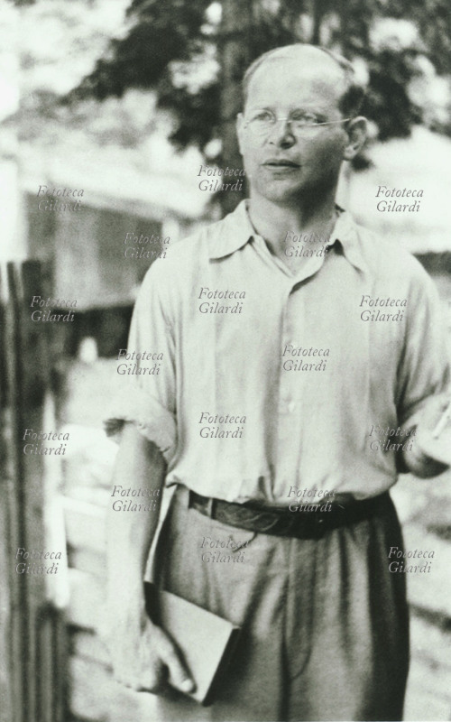 Dietrich BONHOEFFER (4 febbraio 1906 – 9 aprile 1945), teologo, partigiano e pastore protestante tedesco nelle parrocchie evangeliche tedesche di Barcellona e Londra; libero docente di teologia all\