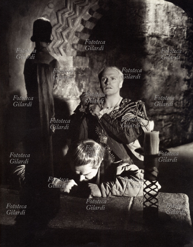 Laurence OLIVIER (22 maggio 1907 – 11 luglio 1989) e Basil Sydney (23 aprile 1894 – 10 gennaio 1968) interpretano il Principe di Danimarca e il re usurpatore Claudio in una scena del film "Amleto" per la regia di Filippo Del Giudice (26 marzo 1892 – 1º gennaio 1962). Two Cities Films, Regno Unito, 1948