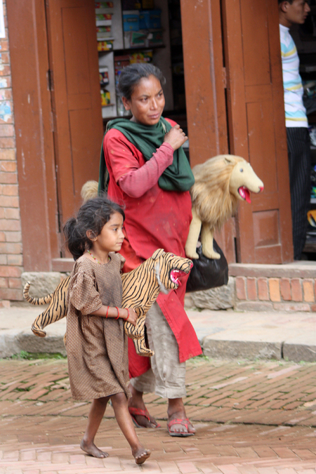 NEPAL MADRE E FIGLIA CON ANIMALI IN PELUCHE NEPAL MADRE E FIGLIA CON ANIMALI IN PELUCHE