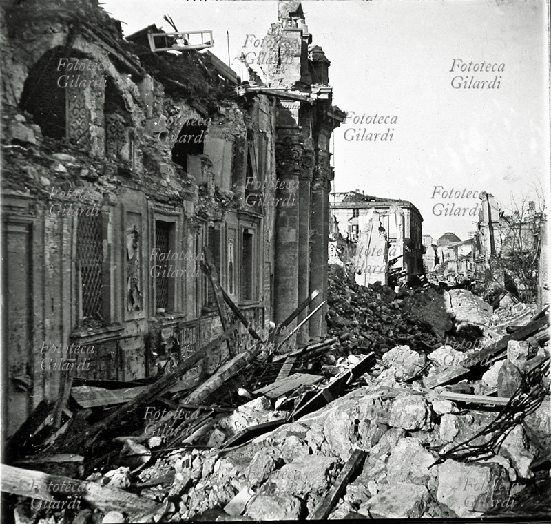 TERREMOTO CALABRO SICULO 1908 una via, veduta fotografica con rovine. Messina, 28 dicembre 1908