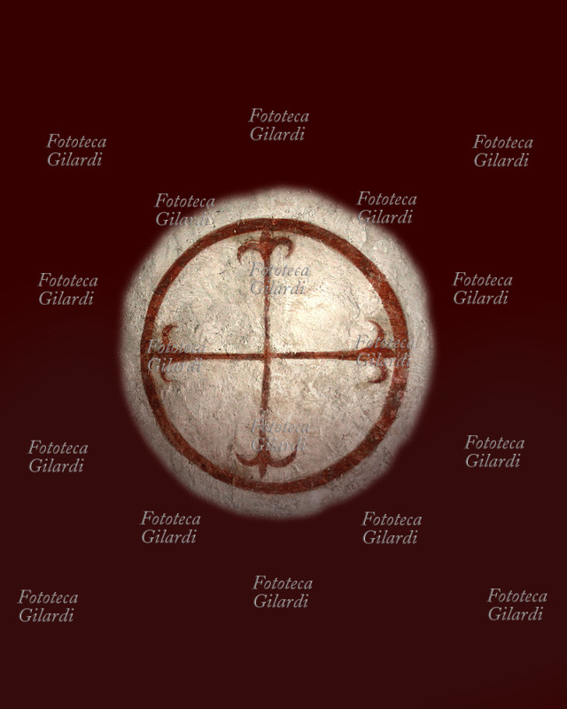 CROCE TEMPLARE croce dei cavalieri Templari in un frammento di affresco all\