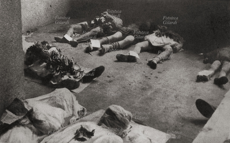 II GUERRA MONDIALE Milano: un gruppo di 280 bambini di una scuola di Gorla uccisi durante un bombardamento anglo-americano. Italia 1944