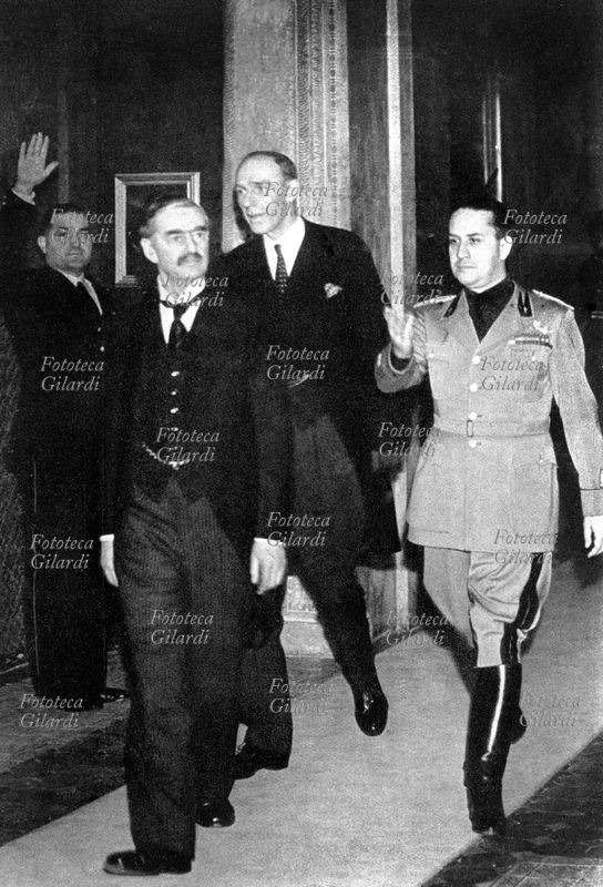 FASCISMO Il Primo Ministro britannico Arthur Neville Chamberlain (1869-1940) con il Ministro degli Affari Esteri italiano Galeazzo Ciano (1903-1944), seguiti dal ministro degli esteri britannico Edward Frederick Lindley Wood conte di Halifax (1881-1959), entrano a Palazzo Venezia per essere ricevuti da Benito Mussolini. Il lavoro diplomatico non fu efficace per scongiurare lo scoppio, pochi mesi dopo, del secondo conflitto mondiale. Roma, gennaio 1939.