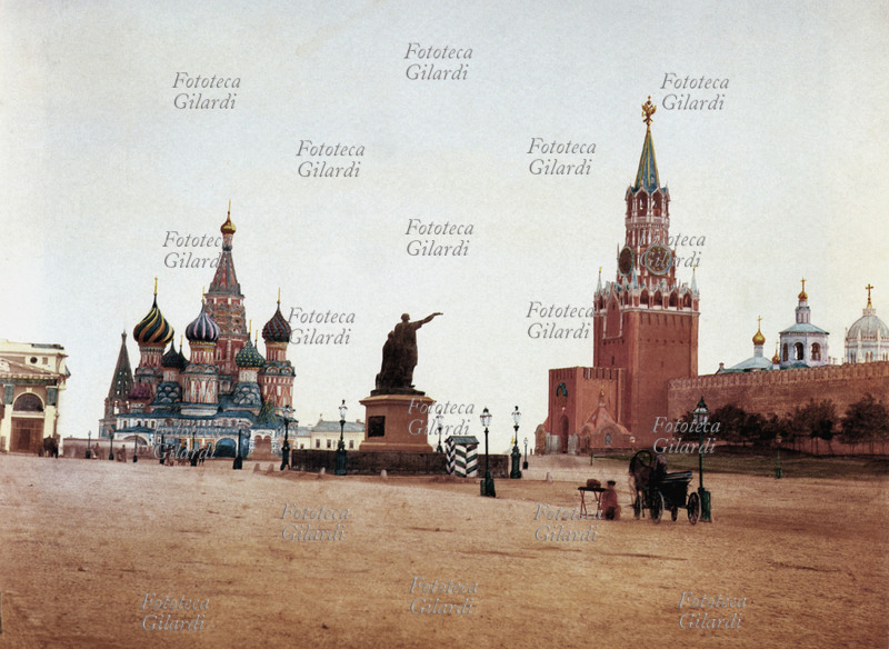 MOSCA Veduta della Piazza Rossa con la cattedrale di San Basilio, il Lobnoe Mesto, il monumento a Minin e Požarsky e la torre Spasskaja del Cremlino. Stampa all\