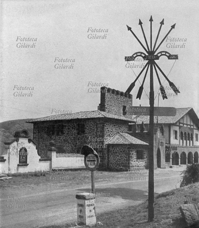 GUERRA DI SPAGNA I nazionalisti piantano il simbolo della falange al confine con la Francia. Estate 1938