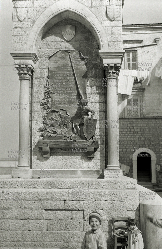 BARLETTA due bambini ai piedi del monumento a memoria della famosa contesa per motivi d\
