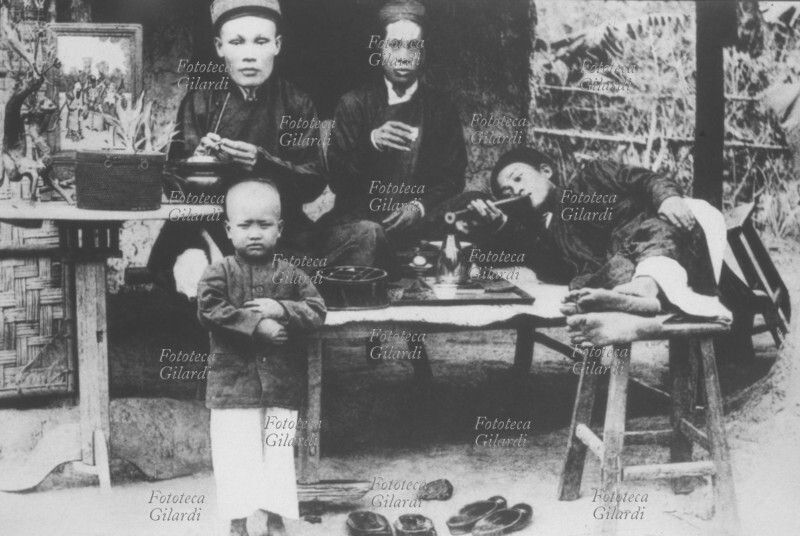 CINA 1900 Fumatori di oppio in una fumeria nei primi anni del XX secolo.