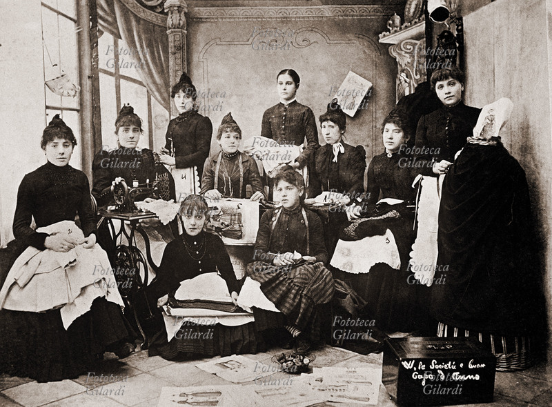 MESTIERI Sartoria, fotografia di gruppo di consociate in una \