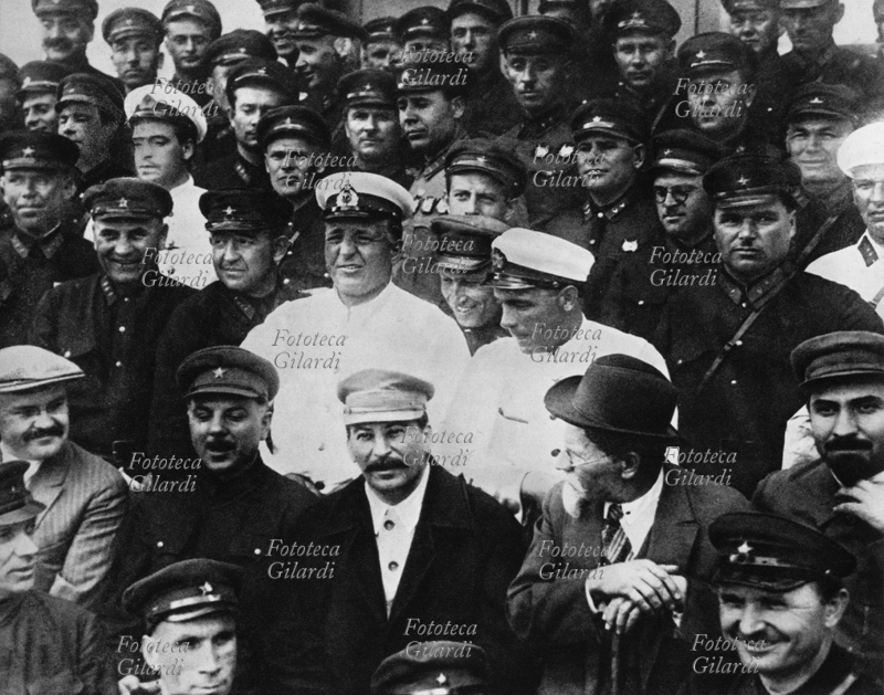 Josef V. STALIN (1878-1953) in prima fila in centro, segretario generale del Partito, al XIV Congresso del Partito dei Bolscevici tra Vorochilov (a destra) e Molotov (a sin.), 1925