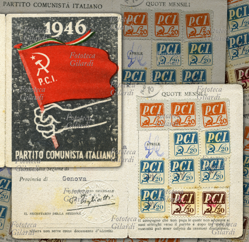 PCI La tessera del Partito Comunista Italiano del 1946: una mano tiene saldamente una bandiera rossa con il simbolo dei lavoratori falce e martello, e un nastro tricolore in capo all\