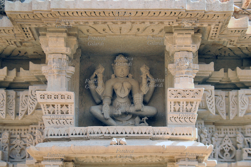 JAISALMER scultura raffigurante una divinità, dettaglio della decorazione del Parasnath Temple. Fotografia di Raffaella Milandri. India, Jaisalmer novembre 2007