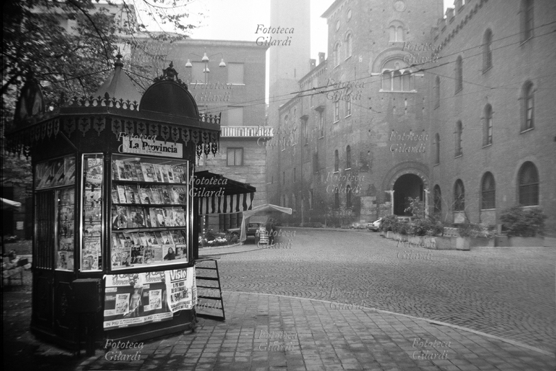 EDICOLA Antico chiosco in stile liberty nel centro storico di Cremona, dietro la vetrina sono esposte riviste femminili e per bambini (elaborazione bianco e nero, per colore vedi #11543). Italia, 1990.